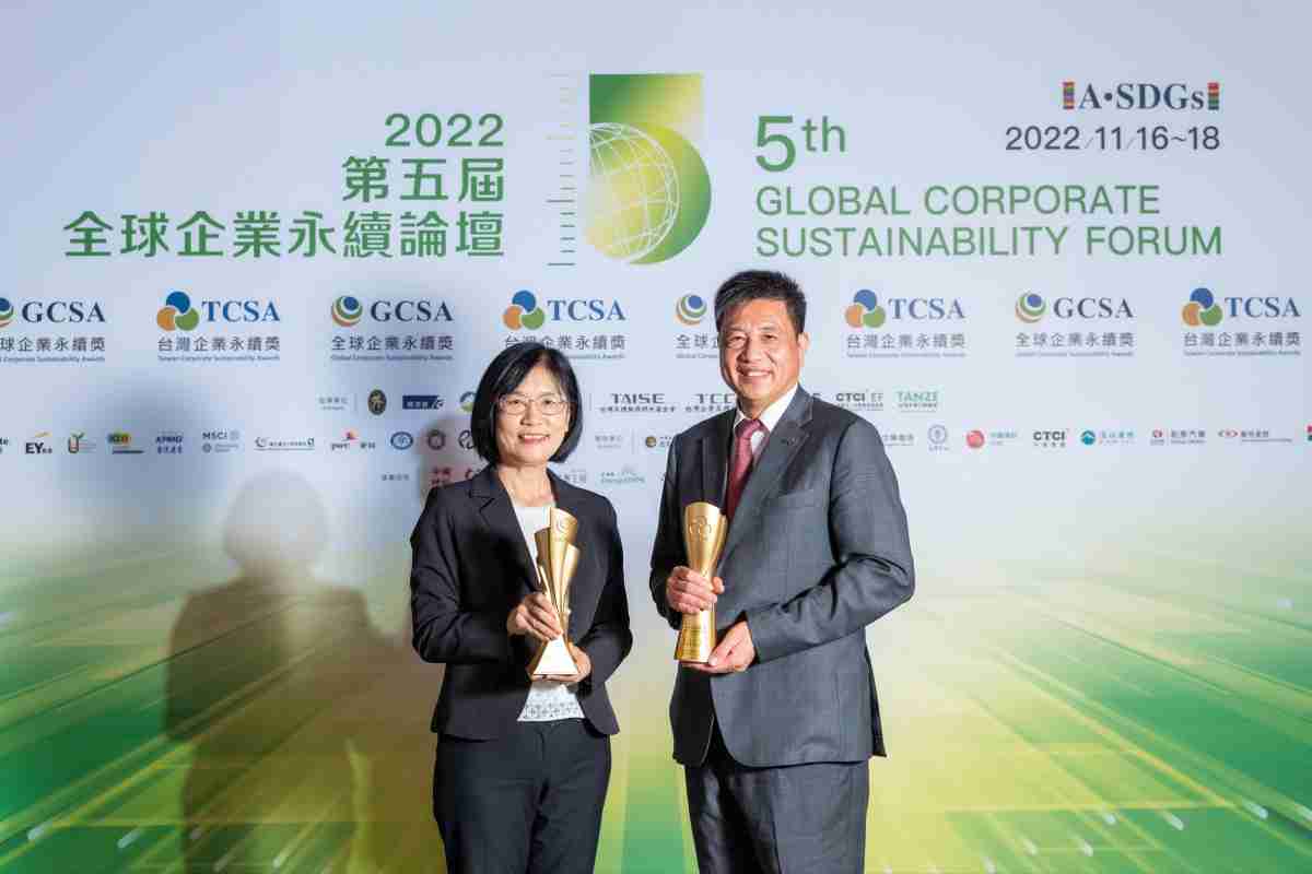 z6mg·人生就是博作为净零碳排先锋，，，，期引领价值链伙伴同行共好，，卫冕制造业组“十大典范企业” 二连冠殊荣(左：z6mg·人生就是博光电永续长古秀华，，右：z6mg·人生就是博光电董事长暨执行长彭双浪)