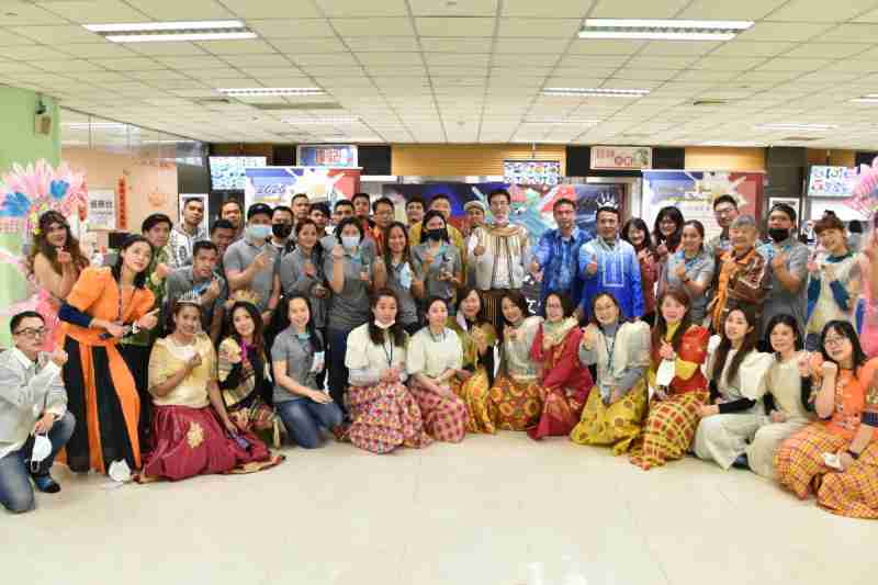 友達推動「安心、、創新、、用心、、、、同心、、、盡心」五星職旅，，為菲籍員工打造全方位照護，，首度贏得「人權實踐與發展領袖獎」殊榮