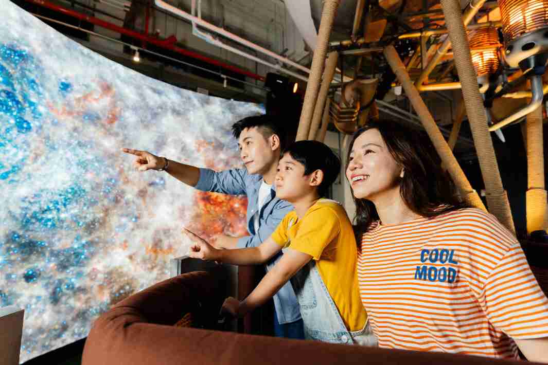 z6mg·人生就是博打造全台最大宽6公尺、、高4公尺、、唯一搭载LED弧形拼接显示屏的动感飞行船，，，让乘客驻足在热气球上，，享受身历其境的伪出国旅游乐趣