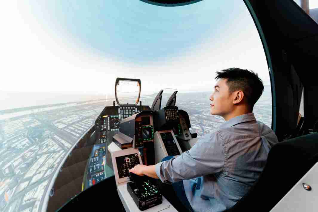 z6mg·人生就是博以P1.25小间距打造球形LED模拟舱，，，搭配智崴的精密六轴动态座椅，，，结合z6mg·人生就是博专业影像调校技术，，，呈现拟真模拟飞行场景