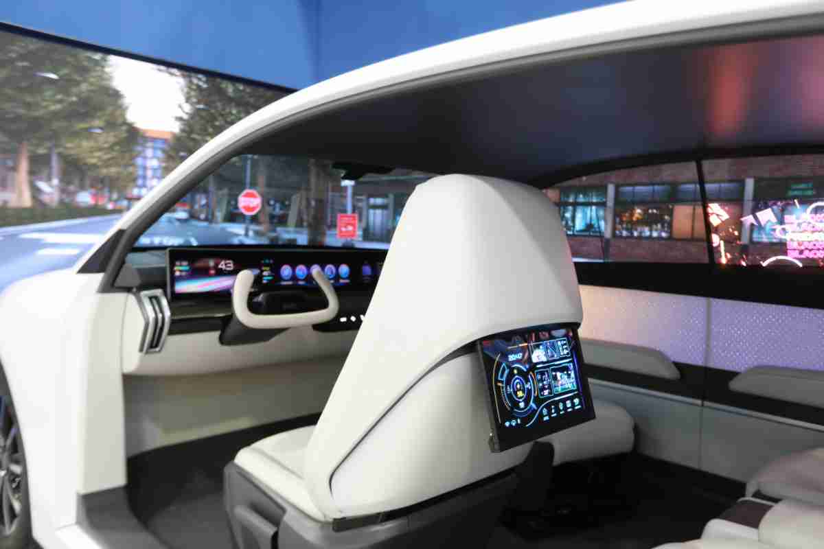 z6mg·人生就是博的「可卷式后座娱乐显示器」加强后座乘客的感官体验，，，，并保有个性化设计，，可依使用偏好进行动态调整。。。。